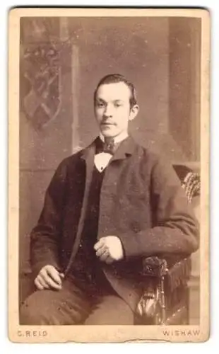 Fotografie C. Reid, Wishaw, junger Gentleman mit Fliege im Anzug