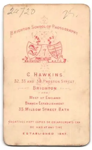 Fotografie C. Hawkins, Brighton, Preston Street 32, 33 und 38, Porträt eines sitzenden Mannes und einer stehenden Frau