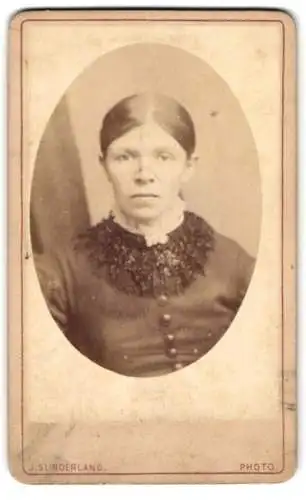 Fotografie J. Sunderland, London, 75 St Paul`s Church Yard, Porträt einer Frau mit dunkler Kleidung