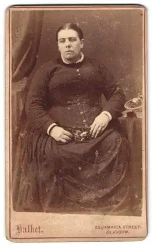 Fotografie Halket, Glasgow, Jamaica Street 25, Frau in dunklem Kleid sitzend