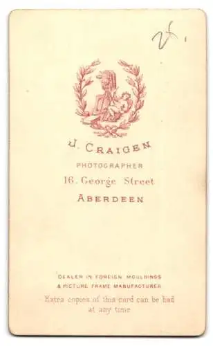 Fotografie J. Craigen, Aberdeen, George Street 16, Stehende Dame neben einem Tisch