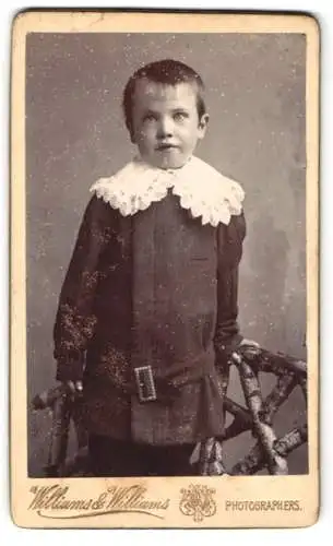 Fotografie Williams & Williams, Cardiff, Queen Street 53, Portrait eines Jungen mit Spitzenkragen