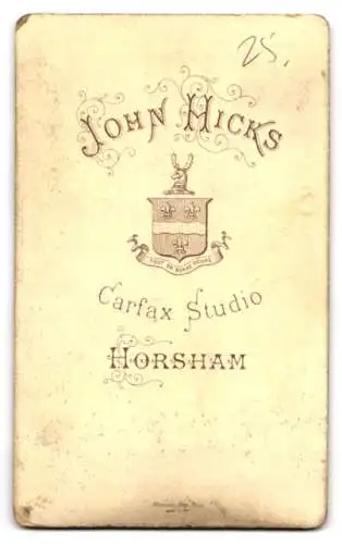 Fotografie John Hicks, Horsham, Carfax Studio, Kleines Kind auf einem Pelz