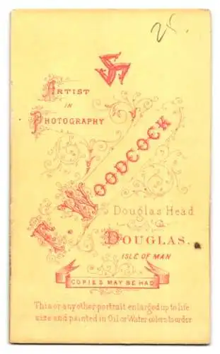 Fotografie F. Woodcock, Douglas / Isle of Man, Eleganter Mann lehnt an einem Tisch