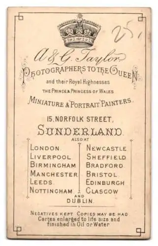 Fotografie A. & G. Taylor, Sunderland, Norfolk Street 15, Porträt eines Mannes mit Fliege