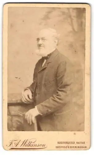 Fotografie F. A. Wilkinson, Huddersfield, 12 Crossley Street, Portrait eines älteren Herren an einer Mauer