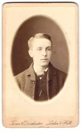 Fotografie Turner & Drinkwater, Hull, Elm Tree House Anlaby Road, Portrait eines jungen Mannes