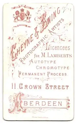 Fotografie Cheyne & Ewing, Aberdeen, Crown Street 11, Porträt eines eleganten Mannes mit verschränkten Armen