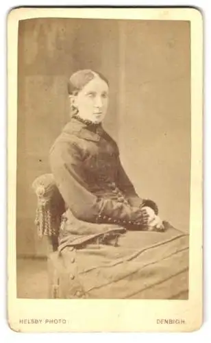 Fotografie W.C. Helsby Jun., Denbigh, Vale Street 24, Sitzende Dame in dunklem Kleid