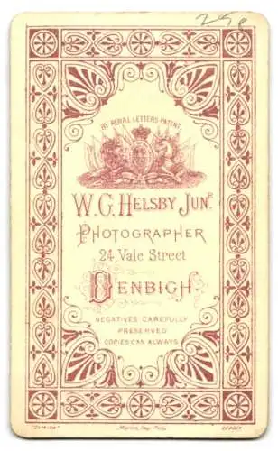 Fotografie W.C. Helsby Jun., Denbigh, Vale Street 24, Sitzende Dame in dunklem Kleid