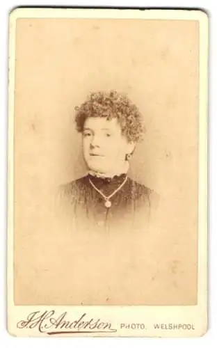 Fotografie J.H. Anderson, Welshpool, Porträt einer Dame mit lockigem Haar