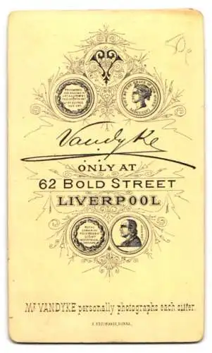 Fotografie Mr. Vandyke, Liverpool, Bold Street 62, Porträt einer elegant gekleideten Frau