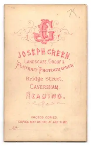 Fotografie J. Green, Caversham, Bridge Street, Kleinkind auf gepolstertem Stuhl