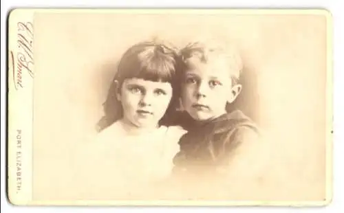 Fotografie C. W. Smart, Port Elizabeth, Portrait Zweier Kinder, Knabe und Mädchen