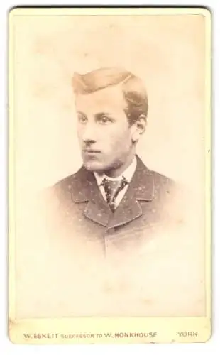 Fotografie W. Eskett, York, Lendal, Porträt eines jungen Mannes