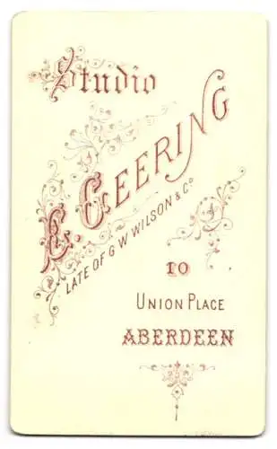 Fotografie E. Geering, Aberdeen, Union Place 10, Porträt eines jungen Mannes mit verschränkten Armen