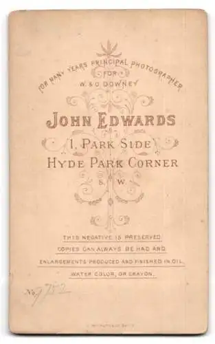 Fotografie John Edwards, London, Hyde Park Corner, 1 Park Side, Ältere Dame in eleganter Kleidung