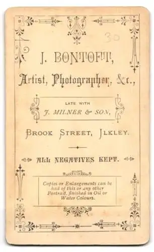 Fotografie J. Bontoft, Ilkley, Brook Street, Porträt einer Dame in viktorianischer Kleidung