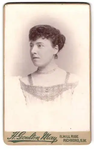 Fotografie H. Goulton May, Richmond, Hill Rise 11, Porträt einer Frau in eleganter Kleidung