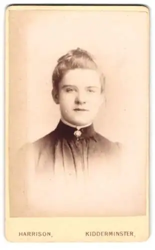 Fotografie Mrs. E. Harrison, Kidderminster, Station Hill 34, Portrait einer Frau