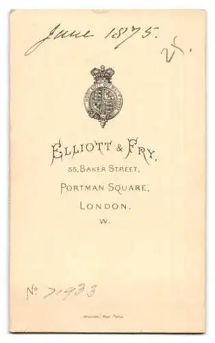 Fotografie Elliott & Fry, London, 55 Baker Street, Porträt einer Dame mit elegantem Haarknoten