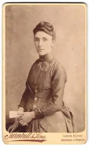 Fotografie Turnbull & Sons, Glasgow, 10 Jamaica St, Portrait einer Dame mit zusammengebundenem Haar