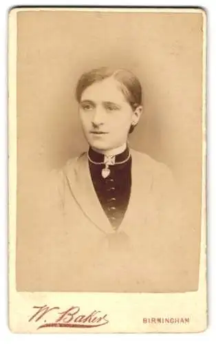 Fotografie W. Baker, Birmingham, Moseley Road 110, Porträt einer Dame im viktorianischen Kleid