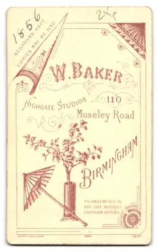 Fotografie W. Baker, Birmingham, Moseley Road 110, Porträt einer Dame im viktorianischen Kleid