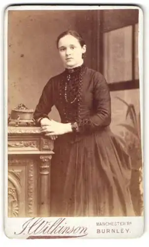 Fotografie J. Wilkinson, Burnley, Manchester Road, Dame in eleganter Pose