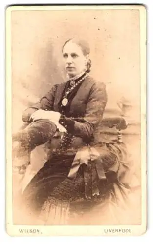 Fotografie M.W. Wilson, Liverpool, Upper Duke Street 1, Porträt einer eleganten Dame in traditioneller Kleidung