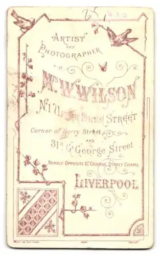 Fotografie M.W. Wilson, Liverpool, Upper Duke Street 1, Porträt einer eleganten Dame in traditioneller Kleidung