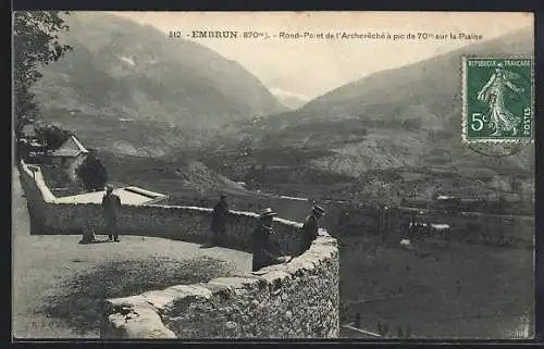 AK Embrun, Rond-Point de l`Archeveche à pic de 70m sur la Plaine