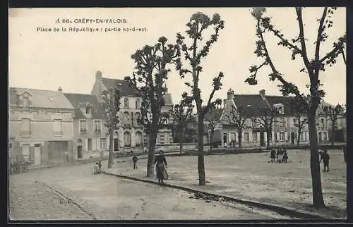 AK Crépy-en-Valois, Place de la République, partie nord-est