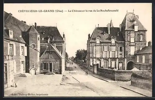 AK Crèvecoeur-le-Grand, Le Chateau et la rue de La Rochefoucauld