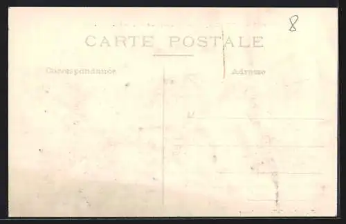 AK Crèvecoeur-le-Grand, Le Chateau et la rue de La Rochefoucauld