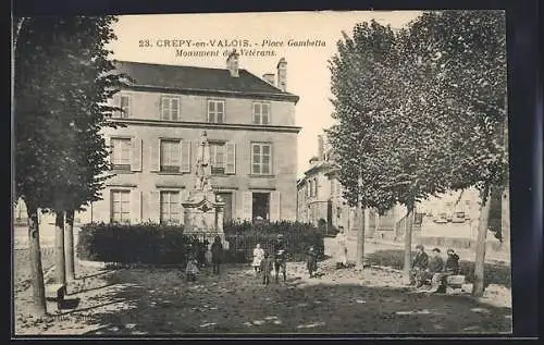 AK Crepy-en-Valois, Place Gambetta et Monument des Vétérans