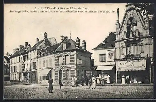 AK Crépy-en-Valois, Place du Paon, Sur la gauche, maison incendiée accidentellement par les Allemands 1914