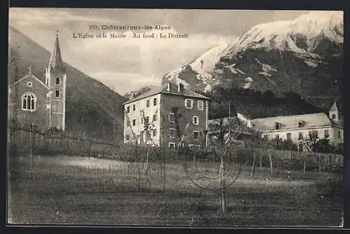 AK Chateauroux-les-Alpes, L`Église et la Mairie, au fond le Distroit