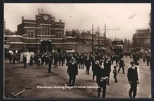 AK Woolwich, Workmen leaving Royal Arsenal, tramway, Strassenbahn