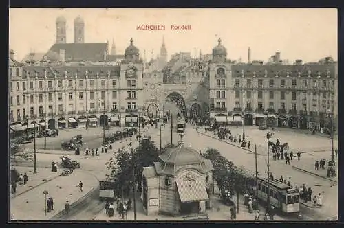 AK München, Rondell mit Strassenbahn, Tor, Häuserfassaden und Blick auf Kirchtürme