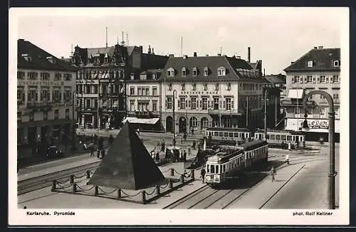 AK Karlsruhe, Pyramide und Strassenbahnen von oben, mit Dresdner Bank