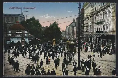 AK Hannover, Strassenbahnen und geschäftige Passanten auf der Georgstrasse