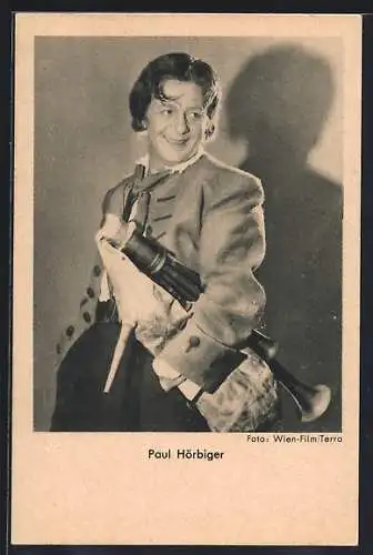 AK Schauspieler Paul Hörbiger mit einem Dudelsack unter dem Arm