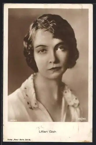 AK Schauspielerin Lillian Gish mit starrem Blick