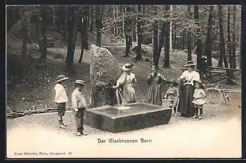 AK Bern, Besucherinnen und Kinder am Glasbrunnen