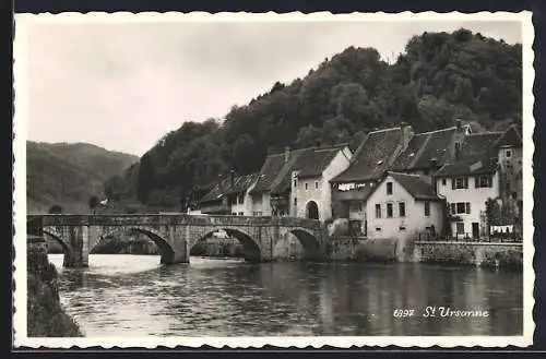 AK St. Ursanne, Blick auf die Ortschaft vom anderen Flussufer