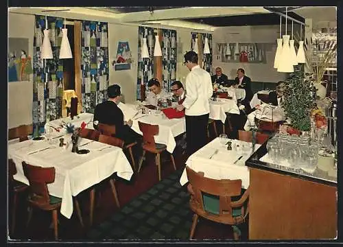 AK Zürich, Restaurant Charly`s Saucière C. Zyka-Bruni, Quellestrasse 49, Innenansicht mit Kellner u. Gästen