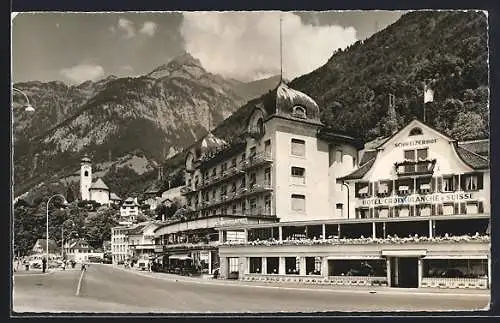 AK Flüelen, Strassenpartie mit Hotel Schweizerhof / Croix Blanche a Suisse und Kirche