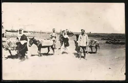 Foto-AK Französische Soldaten und syrische Beduinen mit ihren Packeseln, Drusenrevolte