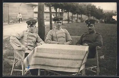 Foto-AK Hammelburg, Lager, Drei Offiziere an einem Tisch im Freien